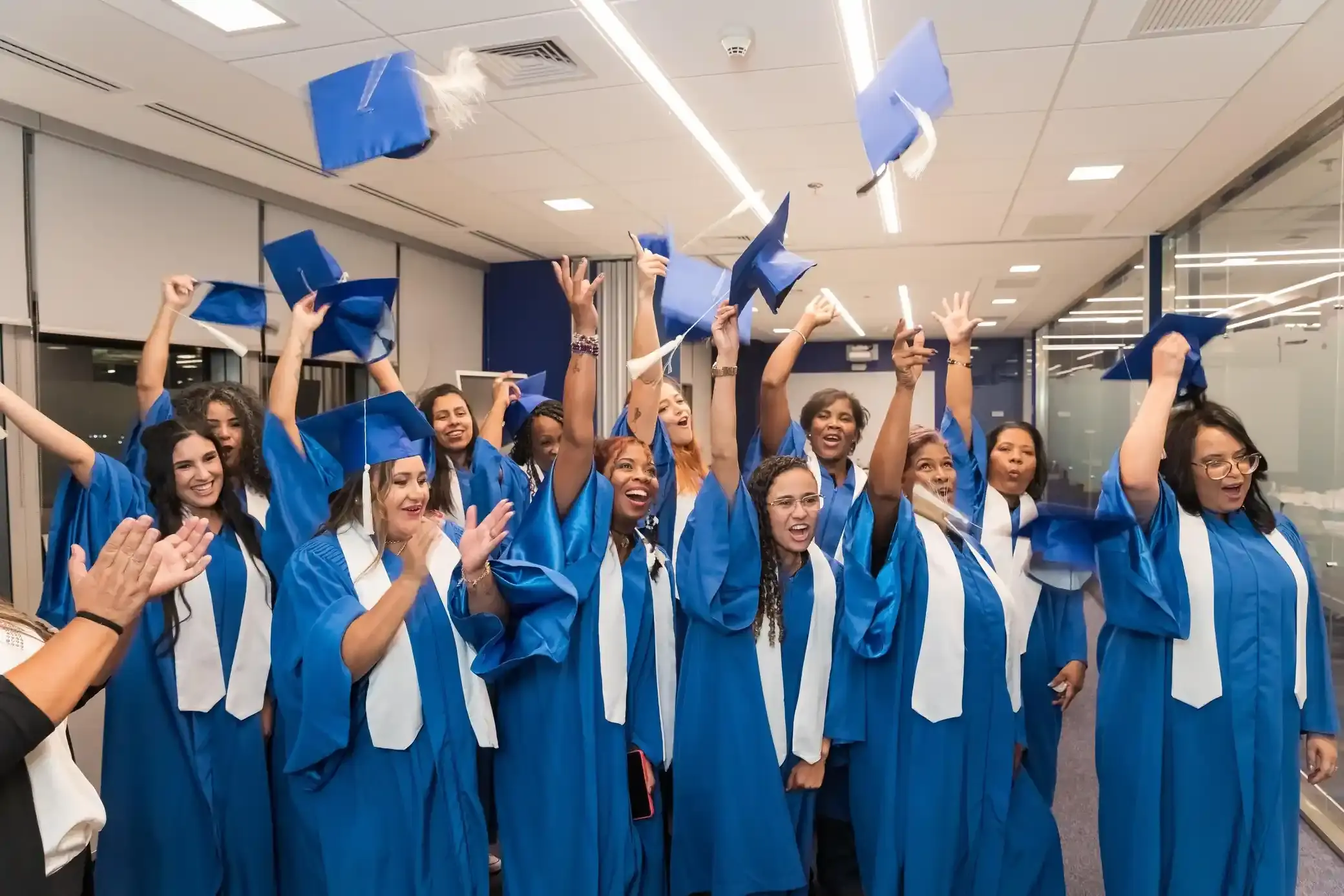 Alunos formados comemorando sucesso